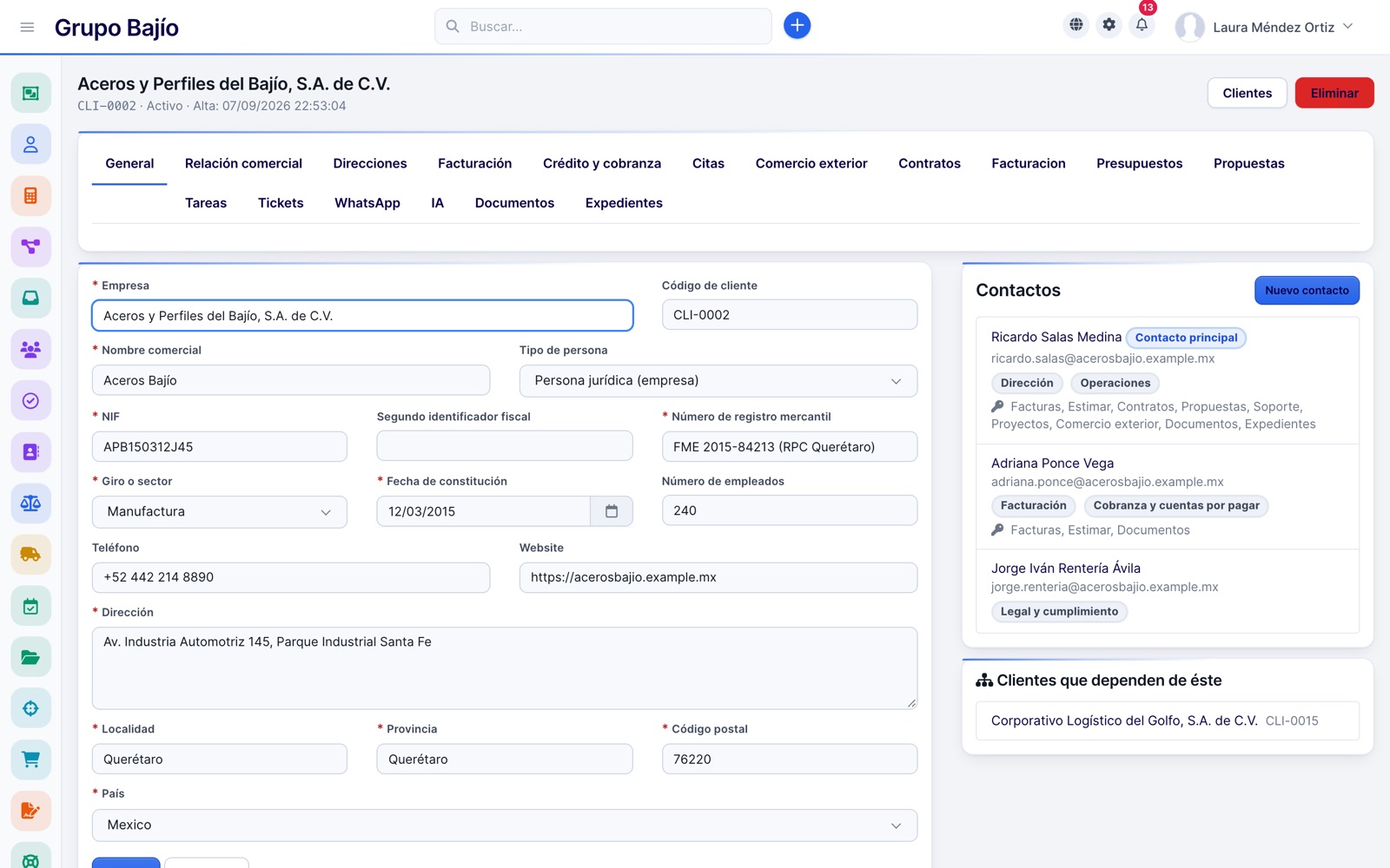 Ficha de cliente por pestañas con datos fiscales, contactos con roles y empresas filiales
